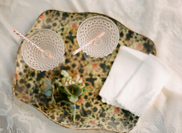 details, cups, paper, striped straws, tray, neutral tones, table cloth, picnic 